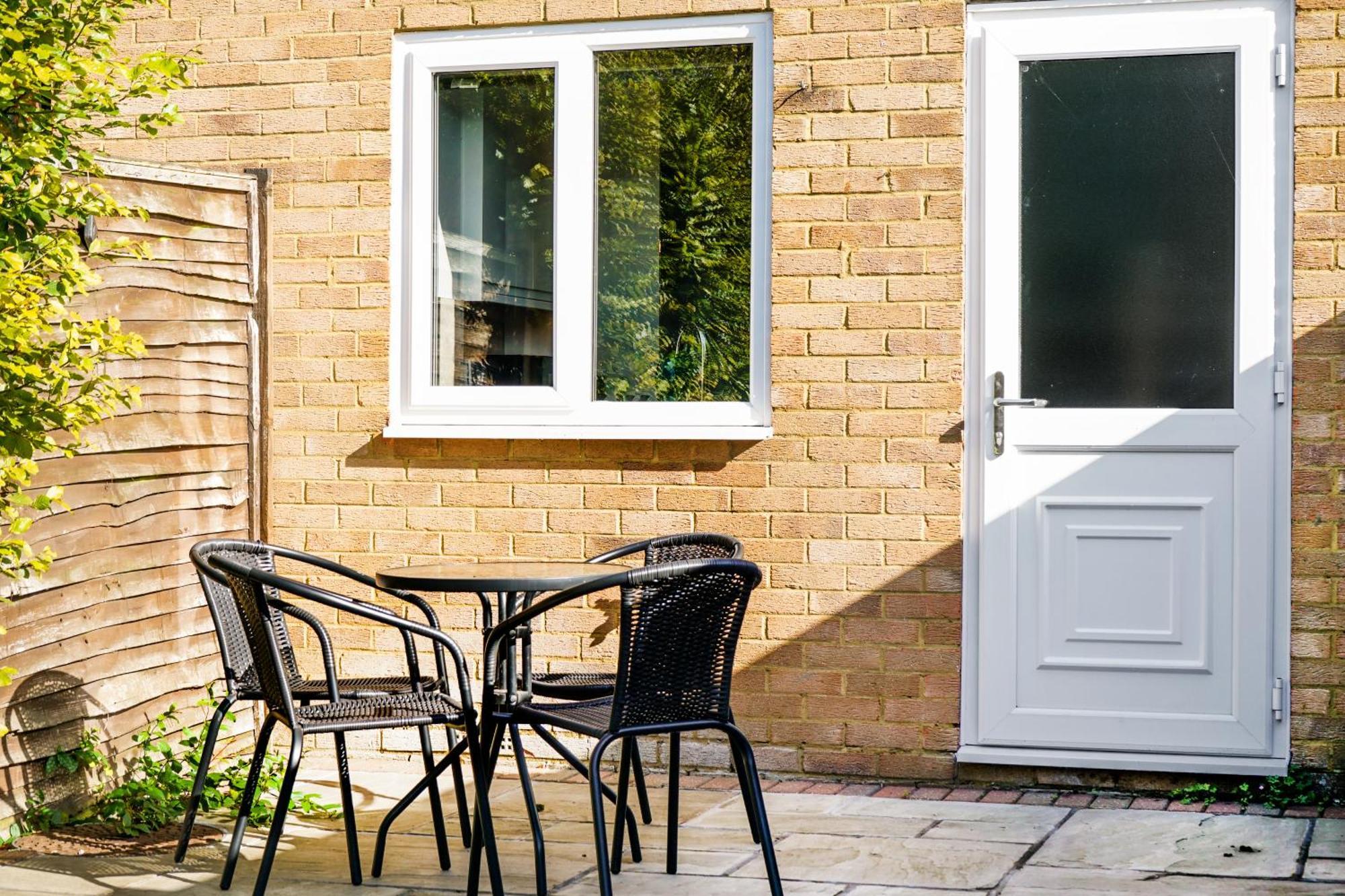 Cosy Corner In Aylesbury Near Stoke Mandeville Hospital & Town Centre With Private Parking Aylesbury (Buckinghamshire) Exterior foto